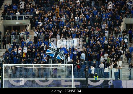 Bergamo, Italia. 21 settembre 2021. Italia, Bergamo, sept 21 2021: I sostenitori di Atalanta ondano le bandiere e mostrano i banner negli stand durante la partita di calcio ATALANTA vs SASSUOLO, Serie A 2021-2022 day5, Stadio Gewiss (Foto di Fabrizio Andrea Bertani/Pacific Press) Credit: Pacific Press Media Production Corp./Alamy Live News Foto Stock