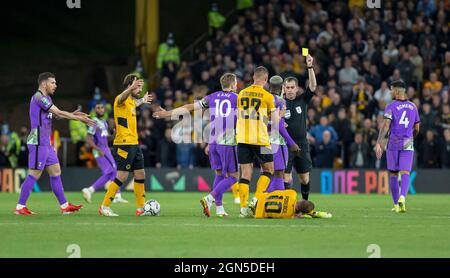 Wolverhampton, Regno Unito. 22 settembre 2021; Molineux Stadium, Wolverhampton, West Midlands, Inghilterra; EFL Cup Football, Wolverhampton Wanderers versus Tottenham Hotspur; Tanguy Ndombele di Tottenham Hotspur riceve una carta gialla da Referee Peter Bankes dopo un fallo su Daniel Podence di Wolverhampton Wanderers Credit: Action Plus Sports Images/Alamy Live News Foto Stock