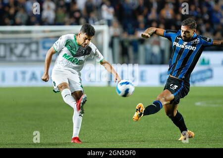 Bergamo, Italia. 21 settembre 2021. Italia, Bergamo, sept 21 2021: Giacomo Raspadori (attaccante Sassuolo) colpo di croce nella seconda metà durante la partita di calcio ATALANTA vs SASSUOLO, Serie A 2021-2022 day5, stadio Gewiss (Foto di Fabrizio Andrea Bertani/Pacific Press) Credit: Pacific Press Media Production Corp./Alamy Live News Foto Stock