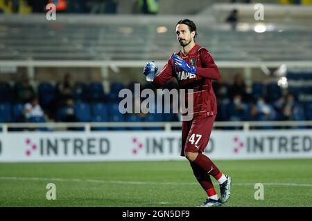 Bergamo, Italia. 21 settembre 2021. Italia, Bergamo, sept 21 2021: Andrea Consigli (portiere di Sassuolo) saluta i fan degli stand prima del calcio d'inizio durante la partita di calcio ATALANTA vs SASSUOLO, Serie A 2021-2022 day5, stadio Gewiss (Foto di Fabrizio Andrea Bertani/Pacific Press) Credit: Pacific Press Media Production Corp./Alamy Live News Foto Stock