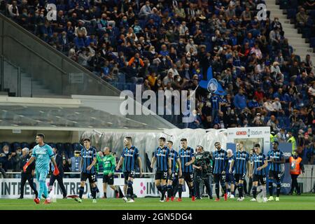 Bergamo, Italia. 21 settembre 2021. Italia, Bergamo, punto 21 2021: Atalanta partenza line-up entra in campo e si sposta al centro del campo durante la partita di calcio ATALANTA vs SASSUOLO, Serie A 2021-2022 day5, Stadio Gewiss (Foto di Fabrizio Andrea Bertani/Pacific Press) credito: Pacific Press Media Production Corp./Alamy Live News Foto Stock