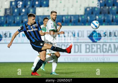 Bergamo, Italia. 21 settembre 2021. Italia, Bergamo, sept 21 2021: Berat Djimsiti (difensore Atalanta) azione difensiva nella seconda metà durante la partita di calcio ATALANTA vs SASSUOLO, Serie A 2021-2022 day5, Stadio Gewiss (Foto di Fabrizio Andrea Bertani/Pacific Press) Credit: Pacific Press Media Production Corp./Alamy Live News Foto Stock