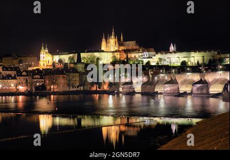 La vista sul castello gotico di Praga con Ponte Carlo di notte, Repubblica Ceca Foto Stock