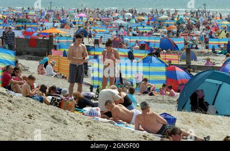 THE PACKED BEACH A WEST WITTERING, WEST SUSSEX. PIC MIKE WALKER, 2009 Foto Stock