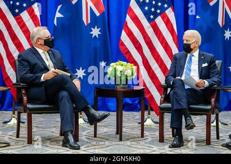 New York, Stati Uniti d'America. 21 Settembre 2021. Il presidente degli Stati Uniti Joe Biden, Right, ha un incontro bilaterale con il primo ministro australiano Scott Morrison a margine dell'Assemblea generale delle Nazioni Unite all'Intercontinental Barclay Hotel il 21 settembre 2021 a New York City, New York. Credit: Adam Schultz/White House Photo/Alamy Live News Foto Stock