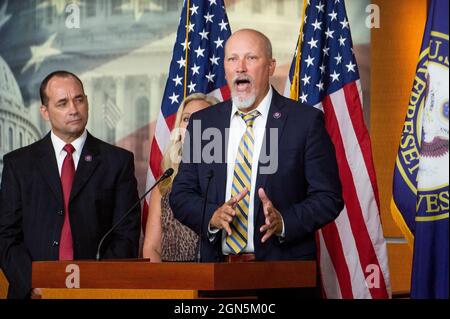 Washington, Stati Uniti d'America. 22 settembre 2021. Il rappresentante degli Stati Uniti chip Roy (repubblicano del Texas) offre osservazioni durante una conferenza stampa House Freedom Caucus sul National Defense Authorization Act presso il Campidoglio degli Stati Uniti a Washington, DC, mercoledì 22 settembre 2021. Credit: Rod Lammey/CNP/Sipa USA Credit: Sipa USA/Alamy Live News Foto Stock