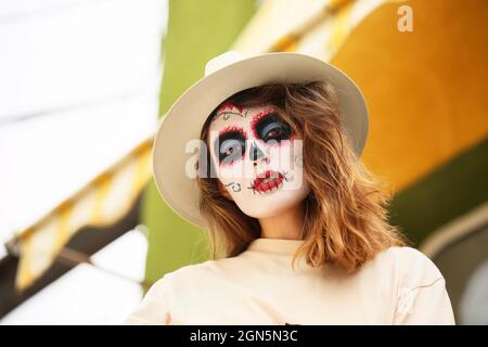 Giovane donna con cranio dipinto sul viso all'aperto. Celebrazione del giorno dei morti del Messico (El dia de Muertos) Foto Stock