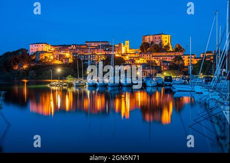 Paesaggio di Capodimonte, antico borgo su un promontorio sul lago di Bolsena, Lazio, Italia Foto Stock