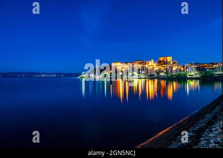 Paesaggio di Capodimonte, antico borgo su un promontorio sul lago di Bolsena, Lazio, Italia Foto Stock