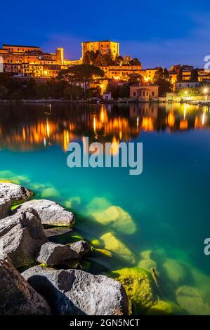 Paesaggio di Capodimonte, antico borgo su un promontorio sul lago di Bolsena, Lazio, Italia Foto Stock