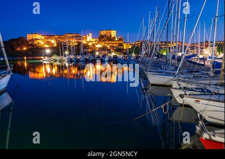 Paesaggio di Capodimonte, antico borgo su un promontorio sul lago di Bolsena, Lazio, Italia Foto Stock