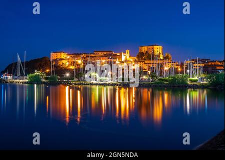 Paesaggio di Capodimonte, antico borgo su un promontorio sul lago di Bolsena, Lazio, Italia Foto Stock