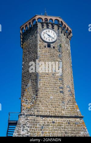 L'antica torre dell'orologio, simbolo dell'antico borgo di Marta, sulle rive del Lago di Bolsena in Italia Foto Stock