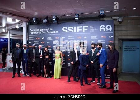 San Sebastian, Spagna. 22 settembre 2021. Patricia Lopez Arnaiz, Javier Gutierrez, Irene Virguez, Sofian Elben, Pucho, Guillermo Galvan, Juan Manuel Latorre, Alvaro B. Baglietto, David Garcia, Jorge Gonzalez ha partecipato 'la figlia' Red Carpet durante il 69th San Sebastian International Film Festival al Palazzo Kursaal il 22 settembre 2021 a Donostia/San Sebastian, Spagna Credit: MPG/Alamy Live News Foto Stock