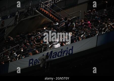 Madrid, Spagna. 22 settembre 2021. Suporters durante la partita la Liga tra Real madrid e RCD Mallorca allo Stadio Santiago Bernabeu di Madrid, Spagna. Credit: DAX Images/Alamy Live News Foto Stock