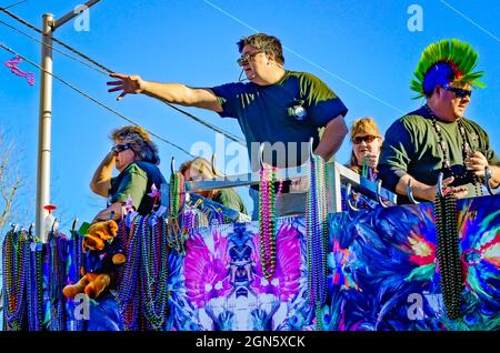 Un uomo lancia le perle del Mardi Gras da un galleggiante del Mardi Gras durante la parata del Mardi Gras del giorno del Caino del Joe, 7 febbraio 2016, a Mobile, Alabama. Foto Stock