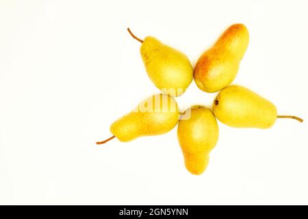 Cinque pere mature gialle su un isolato sfondo bianco Foto Stock