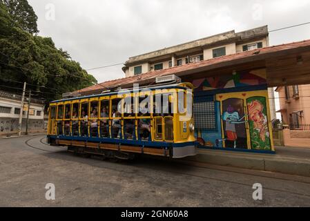 RIO DE JANEIRO, BRASILE - 18 GIUGNO 2016: Il classico tram giallo di Santa Teresa in giro per le strade. Foto Stock