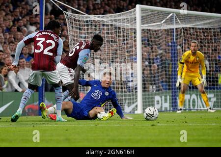 Londra, Regno Unito. 22 settembre 2021. Ross Barkley di Chelsea va a terra durante l'EFL Carabao Cup Third Round match tra Chelsea e Aston Villa a Stamford Bridge, Londra, Inghilterra, il 22 settembre 2021. Foto di Carlton Myrie. Solo per uso editoriale, licenza richiesta per uso commerciale. Nessun utilizzo nelle scommesse, nei giochi o nelle pubblicazioni di un singolo club/campionato/giocatore. Credit: UK Sports Pics Ltd/Alamy Live News Foto Stock