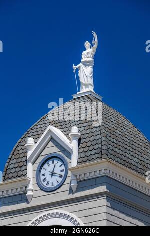 Il tribunale della contea di Garfield, con la statura della giustizia in cima, è un tribunale classico a Pomeroy, stato di Washington, Stati Uniti Foto Stock