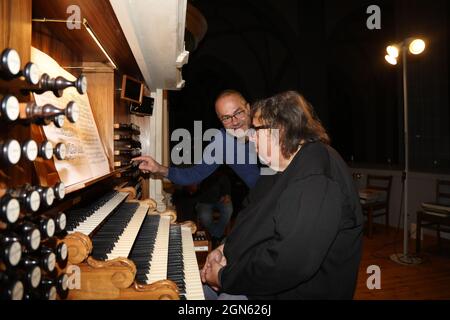 Prof. Matthias Eisenberg und KMD Reinhard Seeliger beim 431. Konzert der Sonnenorgel zur Einweihung der neuen Pedalregister in der Peterskirche. Görli Foto Stock