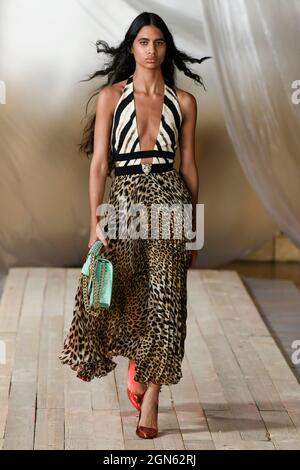 Milano, Italia. 22 settembre 2021. ROBERTO CAVALLI SS22 pista durante la settimana della Moda di Milano il 2021 settembre - Milano, Italia. 22/09/2021 Credit: dpa/Alamy Live News Foto Stock