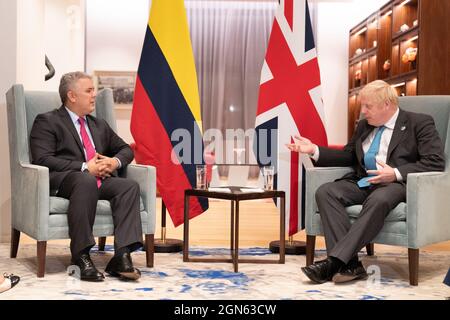 Il primo ministro Boris Johnson (a destra) incontra il presidente colombiano Iván Duque Márquez nella residenza britannica a New York durante la visita del primo ministro negli Stati Uniti per l'Assemblea generale delle Nazioni Unite. Data foto: Mercoledì 22 settembre 2021. Foto Stock