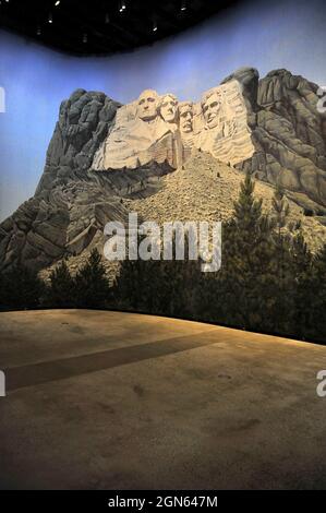 Sfondo dipinto del Monte Rushmore dal film di Alfred Hitchcock North by Northwest presso l'Academy Museum of Motion Pictures, Los Angeles, . Foto Stock