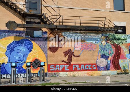 Chicago, Illinois, Stati Uniti. Un murale colorato applicato sul lato di un edificio nel quartiere Pilsen sul lato sud della città. Foto Stock
