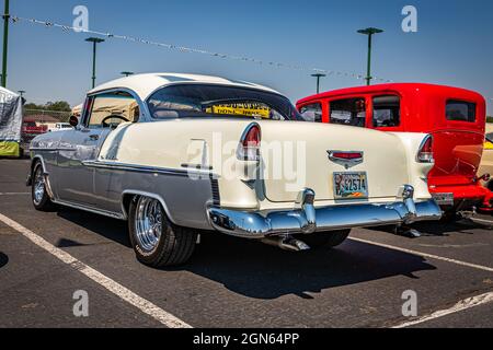 Reno, NV - 3 agosto 2021: 1955 Chevrolet Belair hardtop coupé ad una fiera locale. Foto Stock