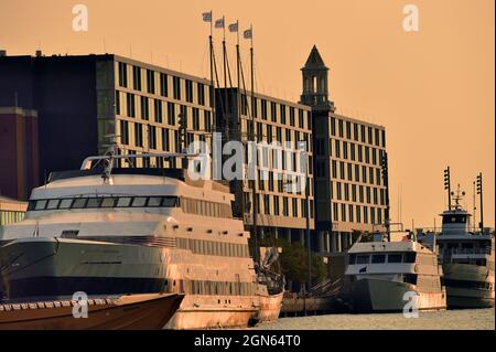 Chicago, Illinois, Stati Uniti. Le navi legate al Navy Pier di Chicago riflettono un bagliore muto non molto tempo dopo l'alba in tarda mattinata estiva. Foto Stock