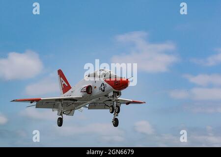 OCEANO PACIFICO (agosto 31, 2021) Un T-45C Goshawk, assegnato all'Ala 1 dell'aria di addestramento dalla stazione aerea navale di Kingsville, Texas, si avvicina al ponte di volo per eseguire un tocco-e-va a bordo del vettore aereo USS Abraham Lincoln (CVN 72). Abraham Lincoln sta conducendo le operazioni di routine nell'area di operazioni della terza flotta degli Stati Uniti. (STATI UNITI Foto Navy di Mass Communication Specialist terza classe Jeremiah Bartelt/Released) Foto Stock