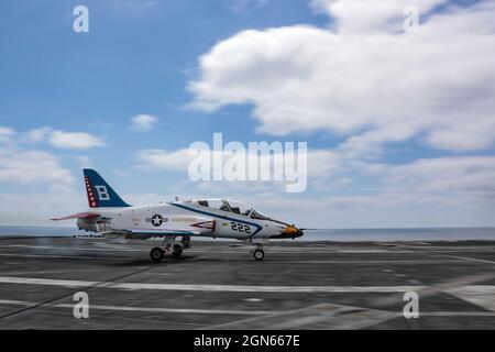 OCEANO PACIFICO (agosto 31, 2021) Un T-45C Goshawk, assegnato all'Ala aerea di addestramento 2 fuori dalla stazione aerea navale Meridian, Miss., fa un atterraggio arrestato sul ponte di volo del portaerei USS Abraham Lincoln (CVN 72). Abraham Lincoln sta conducendo le operazioni di routine nell'area di operazioni della terza flotta degli Stati Uniti. (STATI UNITI Foto Navy di Mass Communication Specialist terza classe Jeremiah Bartelt/Released) Foto Stock