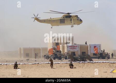 Le forze egiziane speciali operazioni si preparano a rapel giù ed entrare nel lato di un edificio durante le operazioni militari multi-laterali in terreno urbano (MOUT) addestramento al Bright Star 21, settembre 15, nella base militare di Mohamed Naguib, Egitto. Il BS21 verifica la capacità delle forze partner e degli Stati Uniti di lavorare insieme, affrontando scenari realistici in domini terrestri, aerei e marittimi. Il BS21 è un esercizio multilaterale che consente una risposta militare, interagenzia e ministeriale a tutto spettro alle minacce di guerra quasi pari e irregolari. Foto Stock