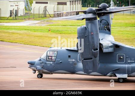 Un CV-22A Osprey assegnato ai taxi 352d Special Operations Wing sulla linea di volo durante un esercizio Agile Combat Employment presso RAF Fairford, Inghilterra, 13 settembre 2021. Gli airman della 501a Ala di supporto al combattimento, della 100esima Ala di rifornimento dell'aria e della 352d SOW hanno collaborato per condurre un'esercitazione ACE per verificare la loro preparazione generale e capacità di letalità. Ciò garantisce inoltre che Airmen e gli equipaggi siano in grado di fornire una potenza di combattimento letale in tutta la gamma delle operazioni militari. (STATI UNITI Air Force foto di Senior Airman Eugene Oliver) Foto Stock