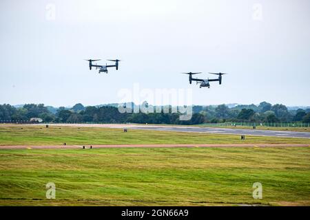 Due CV-22A Ospreys assegnati al 352d Special Operations Wing Approach per l'atterraggio durante un'esercitazione Agile Combat Employment alla RAF Fairford, Inghilterra, 13 settembre 2021. Gli airman della 501a Ala di supporto al combattimento, della 100esima Ala di rifornimento dell'aria e della 352d SOW hanno collaborato per condurre un'esercitazione ACE per verificare la loro preparazione generale e capacità di letalità. ACE garantisce che Airmen e Aircrew siano in grado di fornire una potenza di combattimento letale in tutta la gamma di operazioni militari. (STATI UNITI Air Force foto di Senior Airman Eugene Oliver) Foto Stock