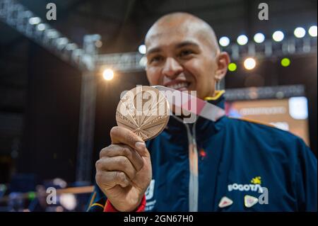 Diego Dueñas, medaglia di bronzo per il paraciclismo, si pone per una foto con la sua medaglia durante un evento di benvenuto agli atleti paralimpici colombiani che hanno partecipato alla Paralimpica di Tokyo 2020+1, a Bogotà, Colombia, il 21 settembre 2021. Foto Stock