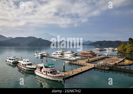 Vista delle barche parcheggiate al lago Sun Moon di Nantou. Foto Stock