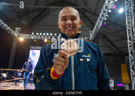 Diego Dueñas, medaglia di bronzo per il paraciclismo, si pone per una foto con la sua medaglia durante un evento di benvenuto agli atleti paralimpici colombiani che hanno partecipato alla Paralimpica di Tokyo 2020+1, a Bogotà, Colombia, il 21 settembre 2021. Foto Stock