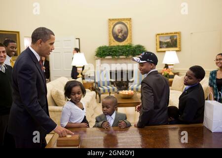 Il presidente Barack Obama mostra a Washington, D.C. studenti della zona, che sono stati presenti nel Washington Post, il pulsante Valet sul suo scrittorio durante la loro visita all'ufficio ovale, 5 febbraio 2010. (Foto ufficiale della Casa Bianca di Pete Souza) questa fotografia ufficiale della Casa Bianca è resa disponibile solo per la pubblicazione da parte delle organizzazioni di notizie e/o per uso personale la stampa dal soggetto(i) della fotografia. La fotografia non può essere manipolata in alcun modo e non può essere utilizzata in materiali commerciali o politici, pubblicità, e-mail, prodotti, promozioni che in alcun modo suggeriscono approvazione o approvazione Foto Stock