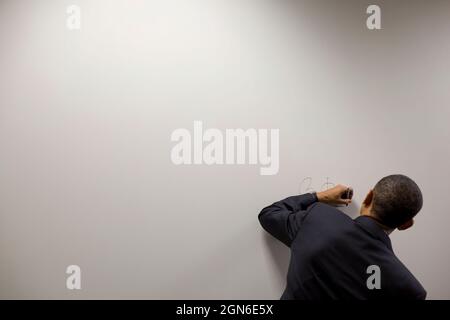 Il presidente Barack Obama firma un muro vuoto durante un tour della confraternita Internazionale degli elettricisti (IBEW) locale 26 sede a Lanham, Md., 16 febbraio 2010. (Foto ufficiale della Casa Bianca di Pete Souza) questa fotografia ufficiale della Casa Bianca è resa disponibile solo per la pubblicazione da parte delle organizzazioni di notizie e/o per uso personale la stampa dal soggetto(i) della fotografia. La fotografia non può essere manipolata in alcun modo e non può essere utilizzata in materiali commerciali o politici, pubblicità, e-mail, prodotti, promozioni che in alcun modo suggeriscono l'approvazione o l'approvazione del Preside Foto Stock