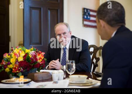 Il presidente Barack Obama parla con John Brennan, Assistente del presidente per la sicurezza interna, mentre cenano nella sala da pranzo privata del presidente, il 18 febbraio 2010. (Foto ufficiale della Casa Bianca di Pete Souza) questa fotografia ufficiale della Casa Bianca è resa disponibile solo per la pubblicazione da parte delle organizzazioni di notizie e/o per uso personale la stampa dal soggetto(i) della fotografia. La fotografia non può essere manipolata in alcun modo e non può essere utilizzata in materiali commerciali o politici, pubblicità, e-mail, prodotti, promozioni che in alcun modo suggeriscono l'approvazione o l'approvazione del Presidente Foto Stock