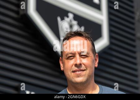 Los Angeles, Stati Uniti. 22 settembre 2021. Marco Sturm si trova di fronte alla pista di pratica dei Los Angeles Kings. L'ex allenatore nazionale di hockey su ghiaccio lavora come co-allenatore per la squadra NHL. Credit: Maximilian Haupt/dpa/Alamy Live News Foto Stock