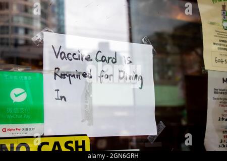 Vancouver, Canada - Settembre 19,2021: Vista del cartello all'ingresso del ristorante locale Vaccine Card richiesta per cenare Foto Stock