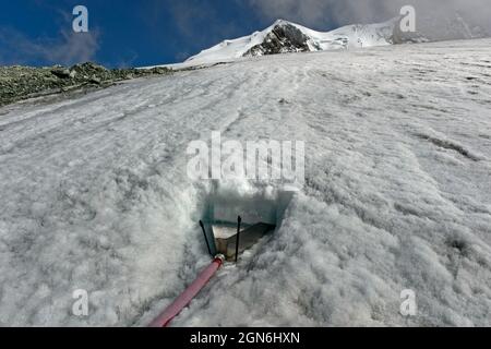 Imbuto nel ghiaccio del ghiacciaio Turtmann per raccogliere l'acqua di fusione per l'approvvigionamento idrico del rifugio Tracuit Zinal, Val d'Anniviers, Wallis, Svizzera Foto Stock