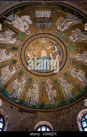 Interni e mosaici del Battistero ariano (Battistero degli Ariani). Ravenna, Emilia Romagna, Italia, Europa. Foto Stock