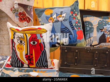 Cuscini colorati in mostra nel villaggio di Omodos, nella regione di Limassol, Cipro. Foto Stock