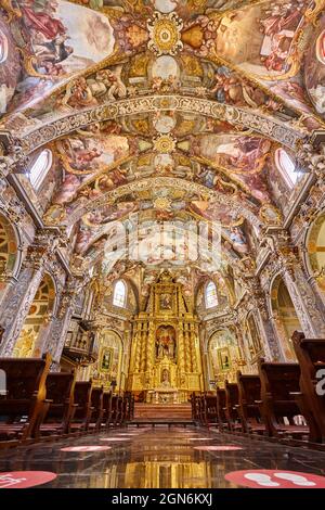 Tetto e altare dipinti. Chiesa di San Nicolas a Valencia. Spagna Foto Stock