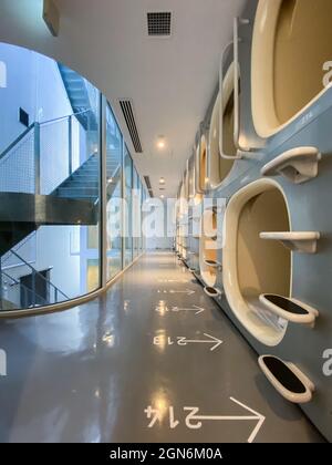 Tokyo, Giappone - 20 Novembre 2019: Vista interna del Capsule Hotel 9 ore ninehours a Tokyo, Giappone Foto Stock