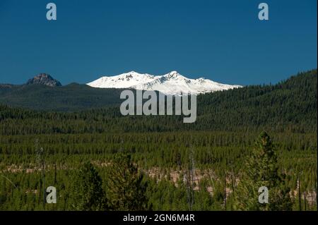 La prima neve sul Diamond Peak dell'Oregon, vista dalla Cascade Lakes Scenic Byway vicino al lago Davis. Lakeview Mountain è sulla sinistra. Foto Stock